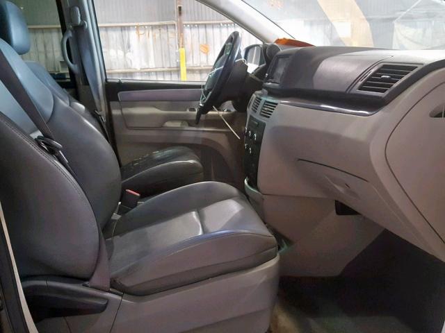 2V4RW3DGXBR738756 - 2011 VOLKSWAGEN ROUTAN SE GRAY photo 5