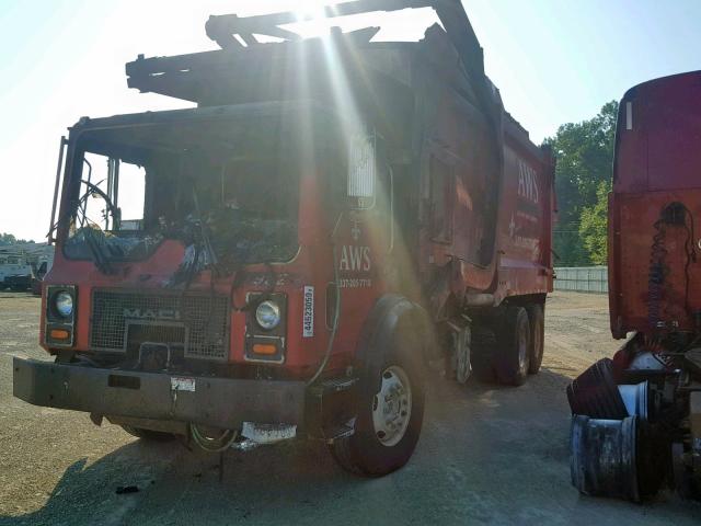 1M2K189C27M036336 - 2007 MACK 600 MR600 RED photo 2