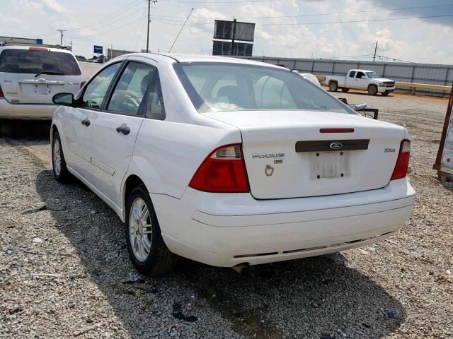 1FAFP34N56W247913 - 2006 FORD FOCUS ZX4 WHITE photo 3