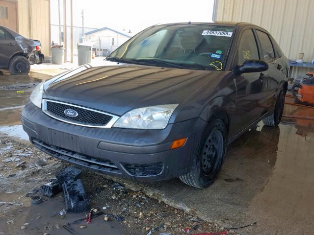 1FAFP34N15W139013 - 2005 FORD FOCUS ZX4 GRAY photo 2