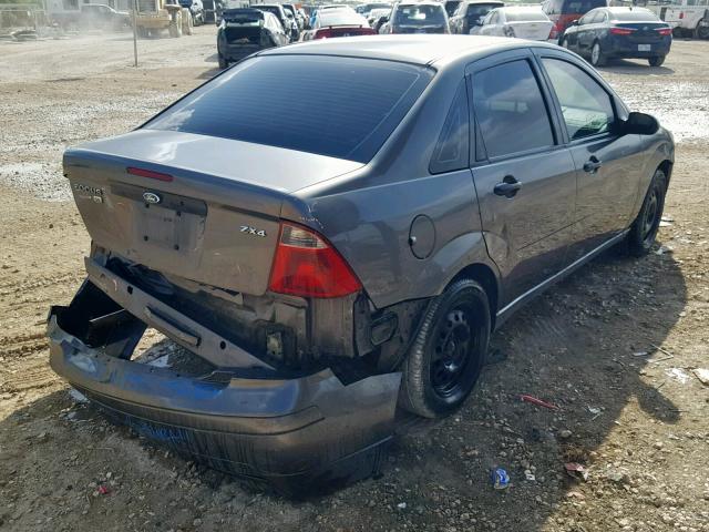 1FAFP34N15W139013 - 2005 FORD FOCUS ZX4 GRAY photo 4