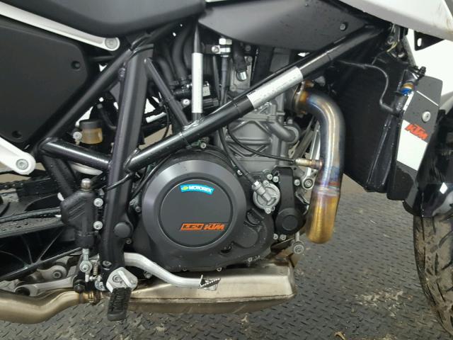 VBKLDV403GM785298 - 2016 KTM 690 DUKE WHITE photo 5