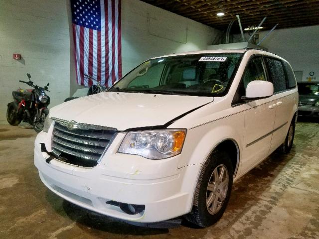 2A4RR8DX4AR382179 - 2010 CHRYSLER TOWN & COU WHITE photo 2