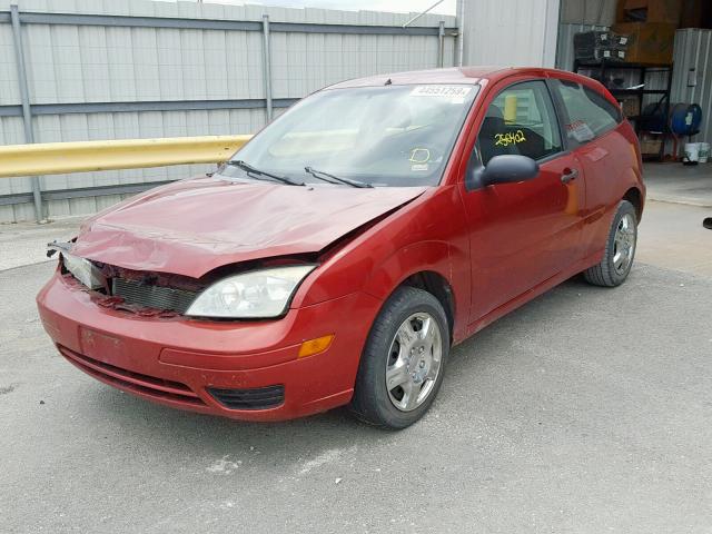 3FAFP31N75R159239 - 2005 FORD FOCUS ZX3 RED photo 2