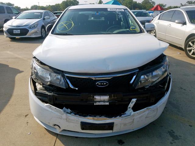 KNAFU4A22D5645938 - 2013 KIA FORTE EX WHITE photo 9