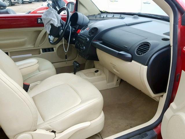 3VWRG3AL9AM002385 - 2010 VOLKSWAGEN NEW BEETLE 栗色 照片 5