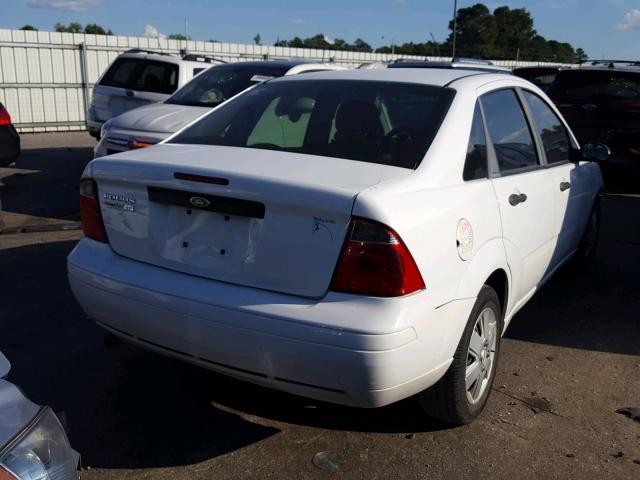 1FAHP34N47W222706 - 2007 FORD FOCUS ZX4 WHITE photo 4