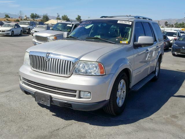 5LMFU28516LJ27334 - 2006 LINCOLN NAVIGATOR SILVER photo 2