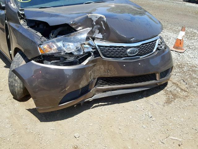 KNAFU4A25D5739053 - 2013 KIA FORTE EX BROWN photo 9