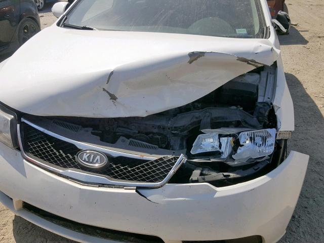 KNAFU4A22A5810589 - 2010 KIA FORTE EX WHITE photo 9