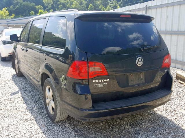 2V4RW3DG7BR806155 - 2011 VOLKSWAGEN ROUTAN SE BLACK photo 3