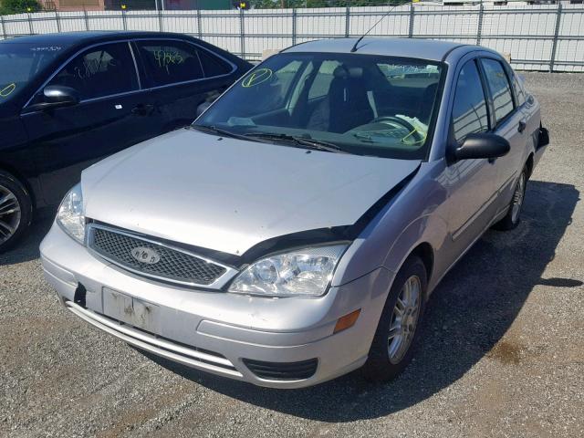 1FAFP34NX5W256895 - 2005 FORD FOCUS ZX4 SILVER photo 2