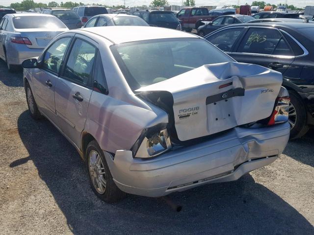 1FAFP34NX5W256895 - 2005 FORD FOCUS ZX4 SILVER photo 3