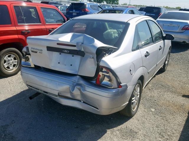 1FAFP34NX5W256895 - 2005 FORD FOCUS ZX4 SILVER photo 4