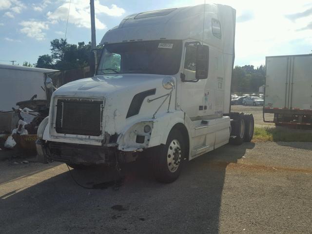 4V4NC9TGX7N436303 - 2007 VOLVO VN VNL WHITE photo 2