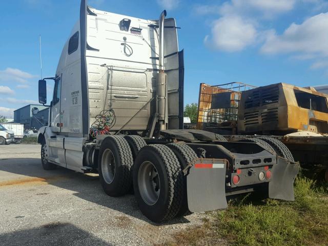 4V4NC9TGX7N436303 - 2007 VOLVO VN VNL WHITE photo 3