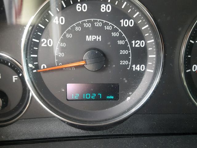 1J8HG58P37C592315 - 2007 JEEP COMMANDER SILVER photo 8