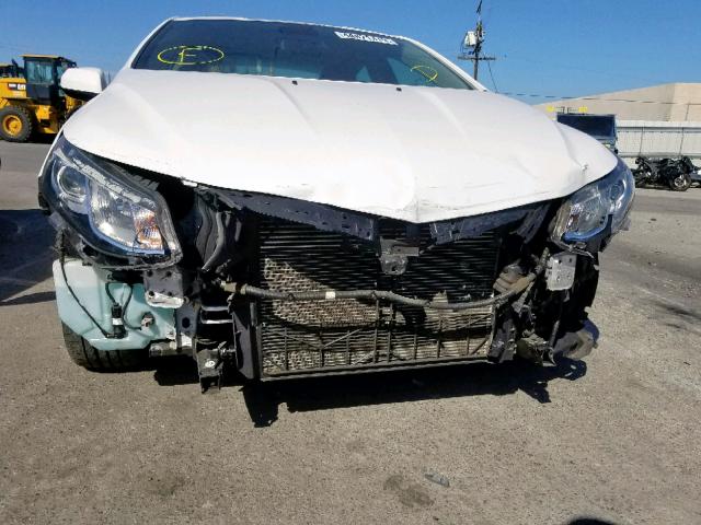 1G1RC6S57JU150622 - 2018 CHEVROLET VOLT LT WHITE photo 9