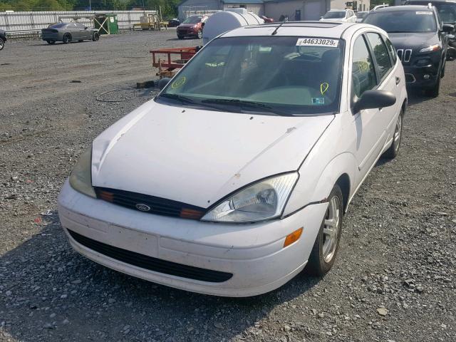 3FAFP37Z13R150026 - 2003 FORD FOCUS ZX5 WHITE photo 2