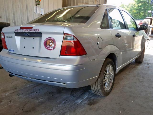 1FAFP34N57W244642 - 2007 FORD FOCUS ZX4 SILVER photo 4