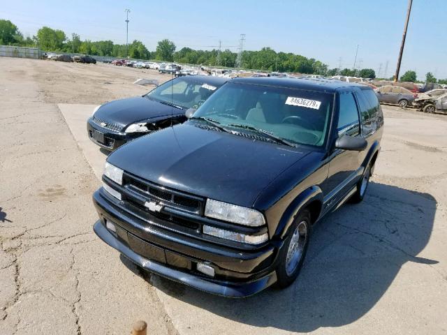 1GNCS18W32K172916 - 2002 CHEVROLET BLAZER BLACK photo 2