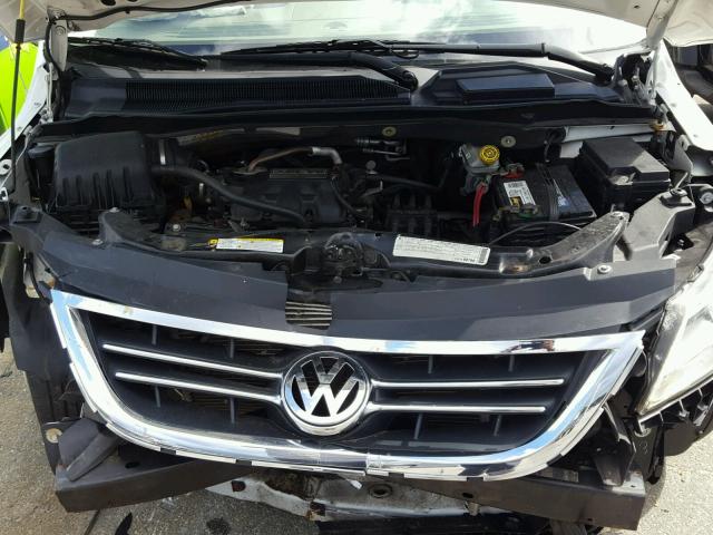 2V8HW34169R546380 - 2009 VOLKSWAGEN ROUTAN SE WHITE photo 7