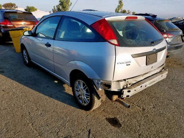 1FAHP31N26W198893 - 2006 FORD FOCUS ZX3 SILVER photo 3