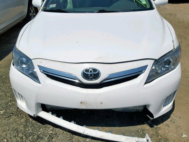 4T1BB3EK2BU138256 - 2011 TOYOTA CAMRY HYBR WHITE photo 9