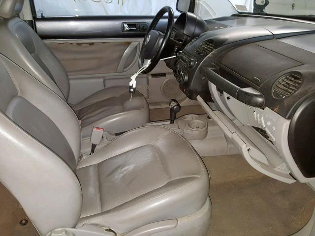 3VWDD21C02M441067 - 2002 VOLKSWAGEN NEW BEETLE ნაცრისფერი ფოტო 5