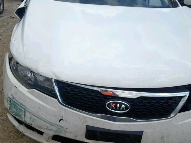 KNAFU5A21C5529165 - 2012 KIA FORTE EX WHITE photo 7