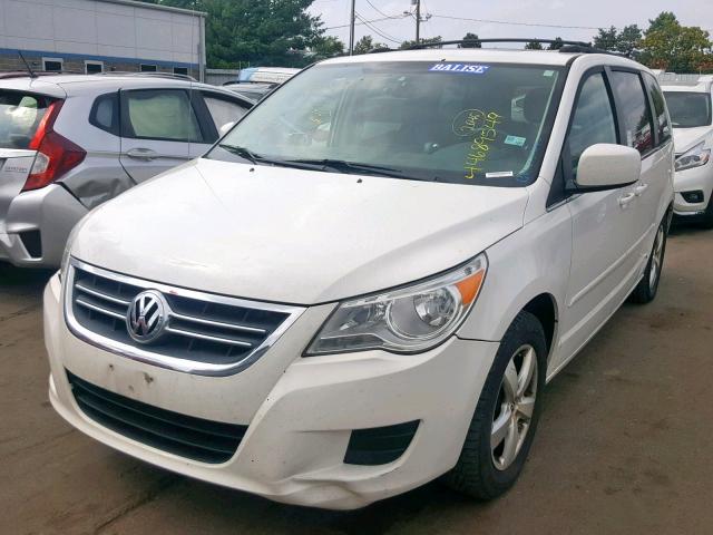 2V8HW341X9R598935 - 2009 VOLKSWAGEN ROUTAN SE WHITE photo 2