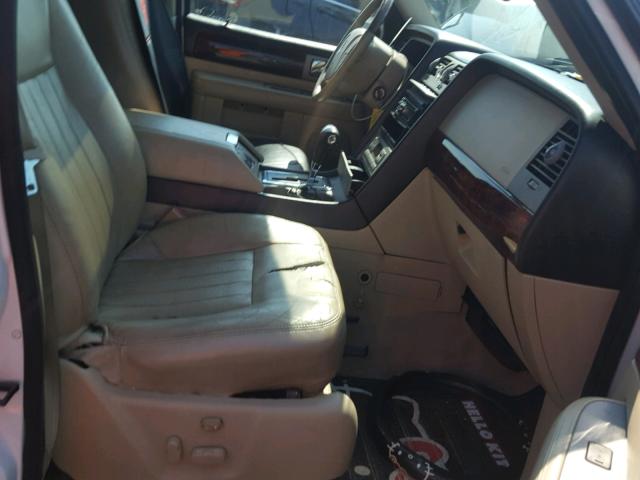 5LMFU27565LJ22145 - 2005 LINCOLN NAVIGATOR WHITE photo 5