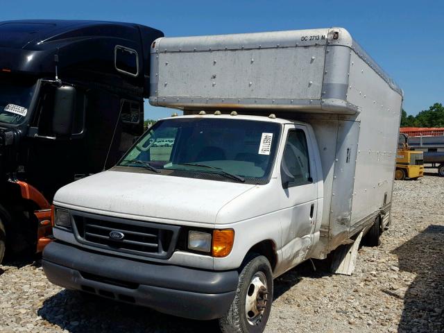 1FDXE45SX6DA58261 - 2006 FORD BOX TRUCK WHITE photo 2