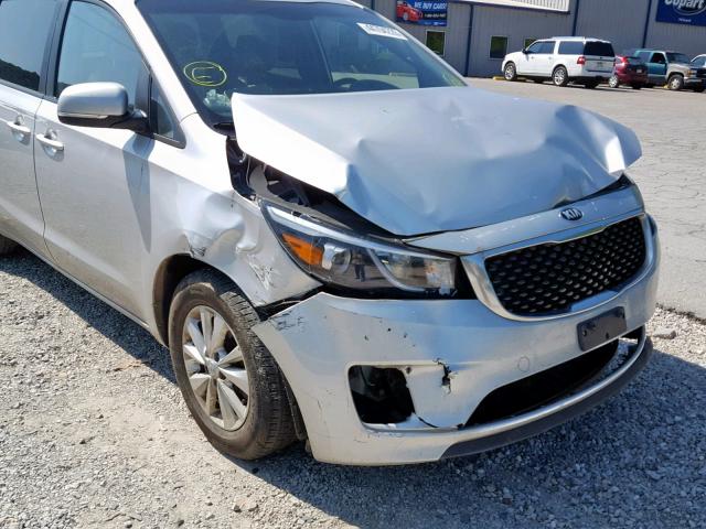 KNDMB5C15G6118131 - 2016 KIA SEDONA LX SILVER photo 9