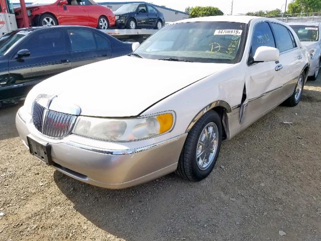 1LNHM82W01Y723482 - 2001 LINCOLN TOWN CAR S WHITE photo 2