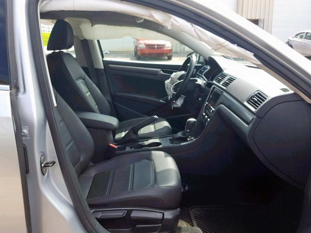 1VWDT7A36HC054419 - 2017 VOLKSWAGEN PASSAT R-L SILVER photo 5