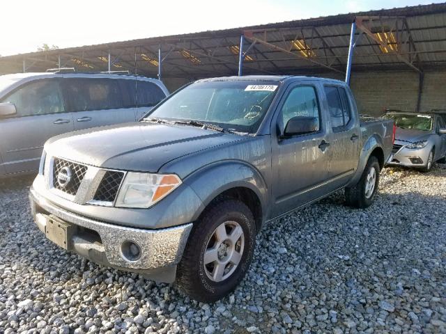 1N6AD07U46C454452 - 2006 NISSAN FRONTIER C GRAY photo 2