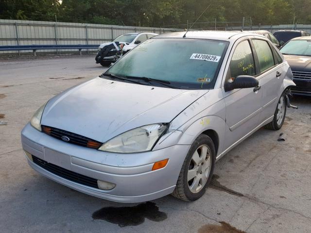 1FAFP38321W192144 - 2001 FORD FOCUS ZTS SILVER photo 2