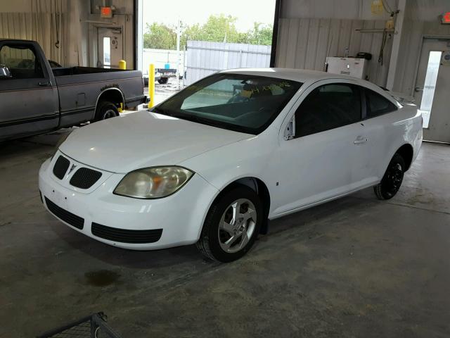 1G2AL15F277407032 - 2007 PONTIAC G5 WHITE photo 2
