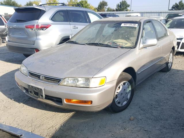 1HGCD5684TA102719 - 1996 HONDA ACCORD DX SILVER photo 2