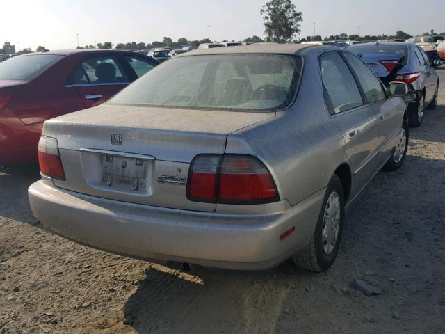 1HGCD5684TA102719 - 1996 HONDA ACCORD DX SILVER photo 4