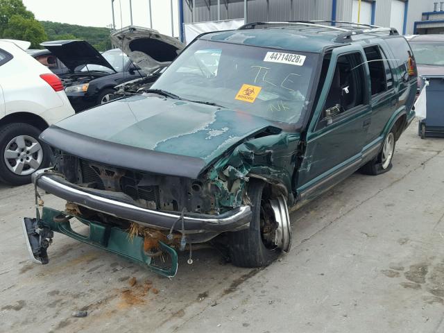 1GNDT13W5XK147046 - 1999 CHEVROLET BLAZER GREEN photo 2