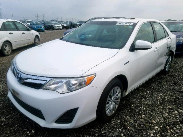 4T1BD1FK4DU087097 - 2013 TOYOTA CAMRY HYBR WHITE photo 2