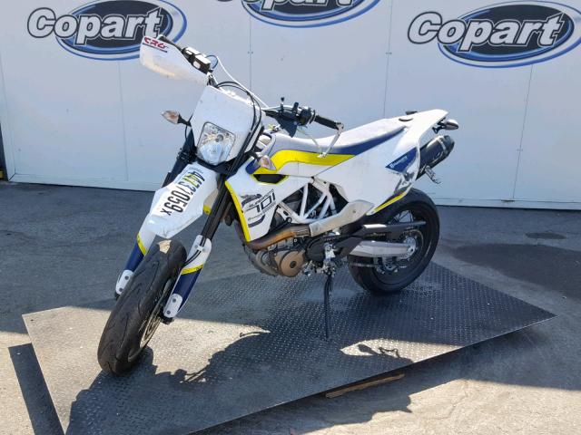 VBKUSV400JM717669 - 2018 HUSQVARNA SUPERMOTO WHITE photo 2