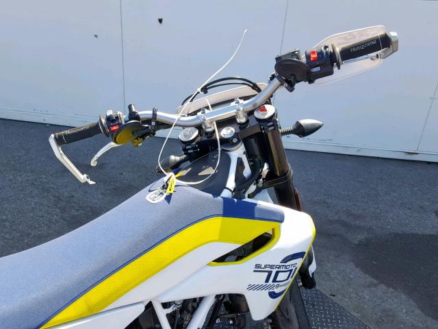 VBKUSV400JM717669 - 2018 HUSQVARNA SUPERMOTO WHITE photo 5