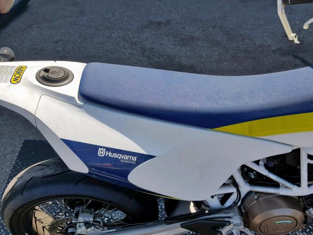 VBKUSV400JM717669 - 2018 HUSQVARNA SUPERMOTO WHITE photo 6