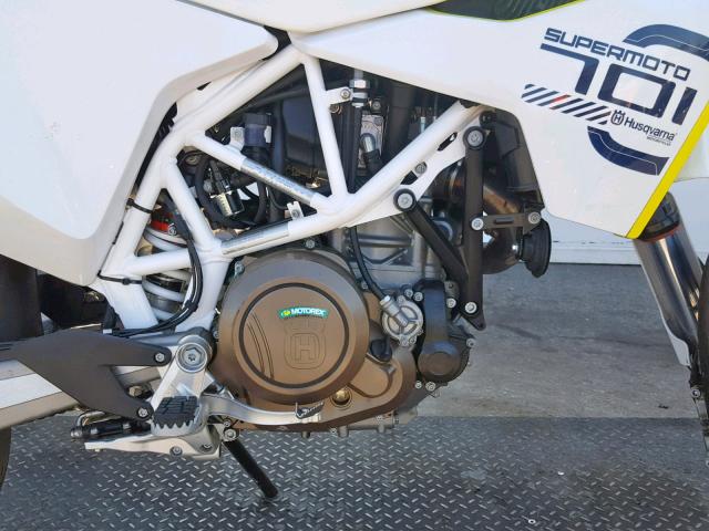 VBKUSV400JM717669 - 2018 HUSQVARNA SUPERMOTO WHITE photo 7