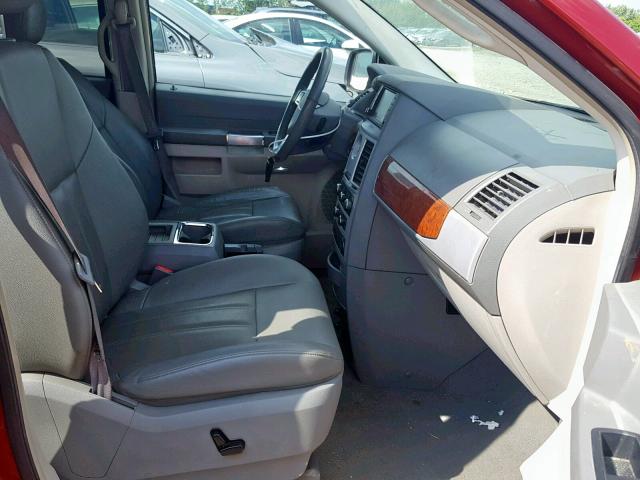 2A8HR54P38R776520 - 2008 CHRYSLER TOWN & COU MAROON photo 5