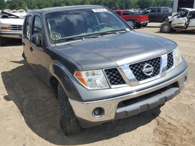 1N6AD07U06C477159 - 2006 NISSAN FRONTIER C SILVER photo 1