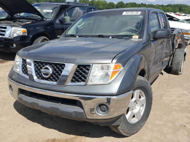 1N6AD07U06C477159 - 2006 NISSAN FRONTIER C SILVER photo 2